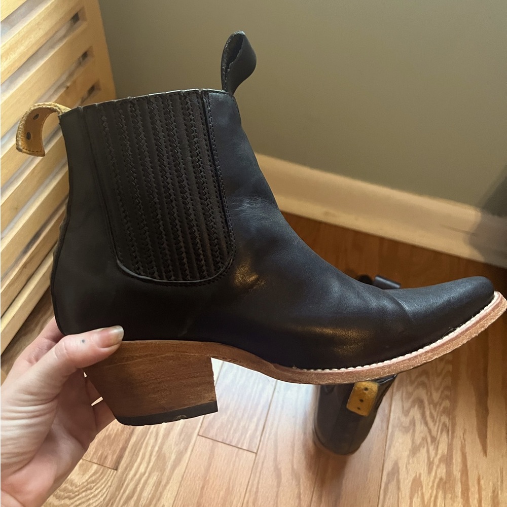 pskaufman black leather freeway Chelsea boot - size 8